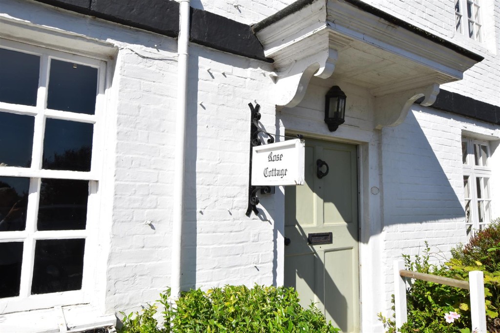 Lot: 129 - PERIOD HOUSE FOR IMPROVEMENT - Front door
